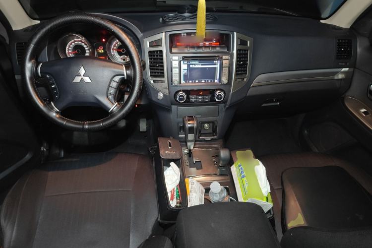 Used Mitsubishi Pajero 2015 3.0L Automatic Luxury Version China IV Standard Center Console