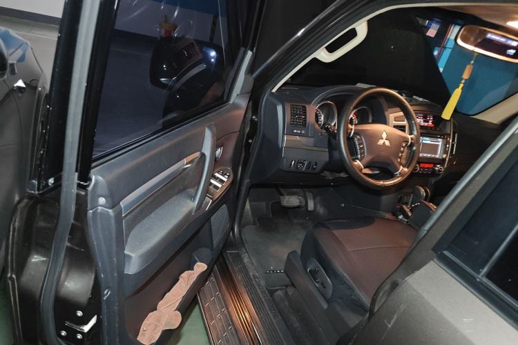 Used Mitsubishi Pajero 2015 3.0L Automatic Luxury Version China IV Standard Driver Seat