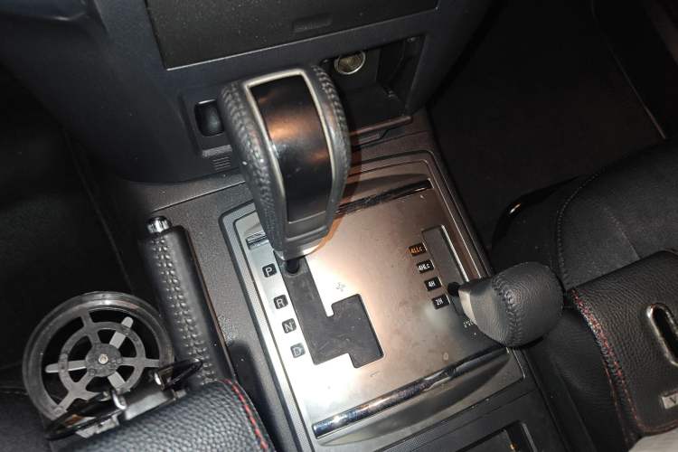 Used Mitsubishi Pajero 2015 3.0L Automatic Luxury Version China IV Standard Gear Lever