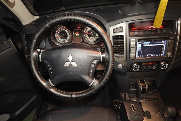 Used Mitsubishi Pajero 2015 3.0L Automatic Luxury Version China IV Standard Steering Wheel