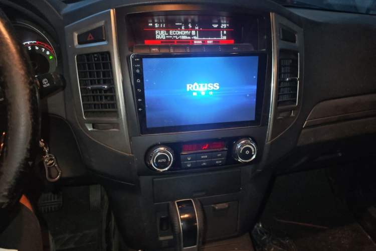 Used Mitsubishi Pajero 2015 3.0L Automatic Elite Edition China V Standard Audio And AC Panel