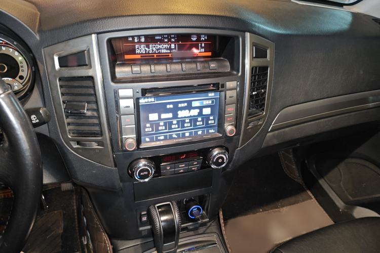 Used Mitsubishi Pajero 2015 3.0L Automatic Elite Edition China IV Standard Audio And AC Panel