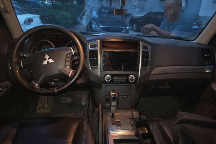 Used Mitsubishi Pajero 2015 3.0L Automatic Elite Edition China V Standard Center Console