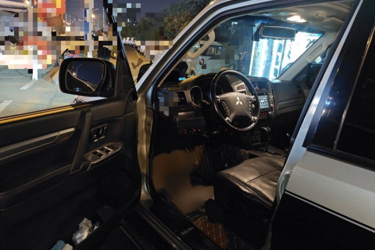 Used Mitsubishi Pajero 2015 3.0L Automatic Elite Edition China IV Standard Interior 3