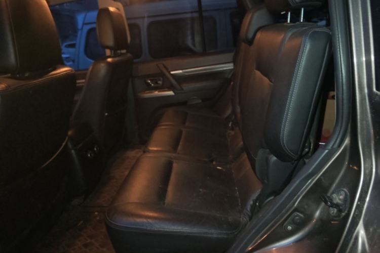 Used Mitsubishi Pajero 2015 3.0L Automatic Elite Edition China V Standard Left Rear Seat