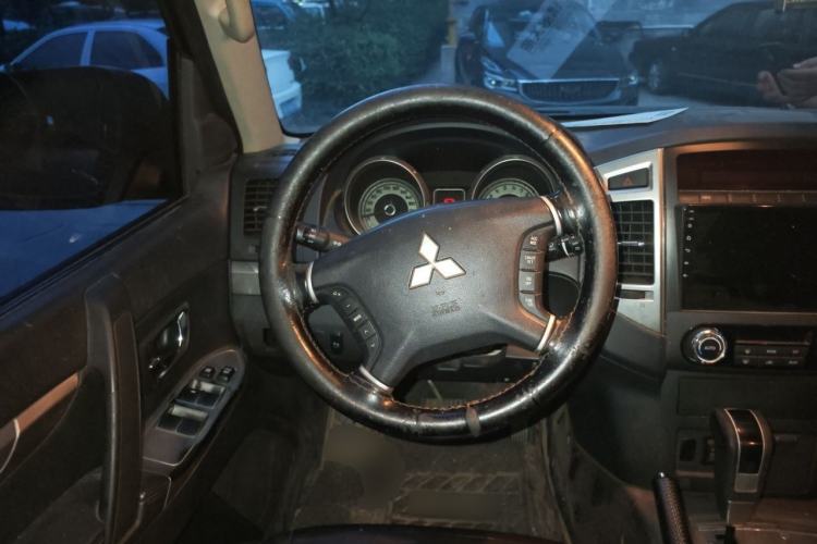 Used Mitsubishi Pajero 2015 3.0L Automatic Elite Edition China V Standard Steering Wheel