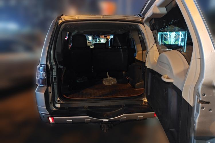 Used Mitsubishi Pajero 2015 3.0L Automatic Elite Edition China IV Standard Trunk