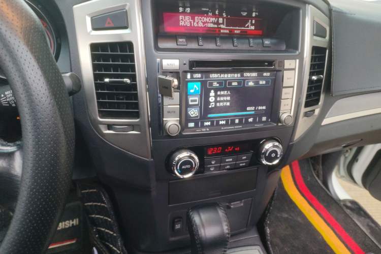 Used Mitsubishi Pajero 2015 3.0L Automatic Elite Overdrive Version China IV Standard Audio And AC Panel