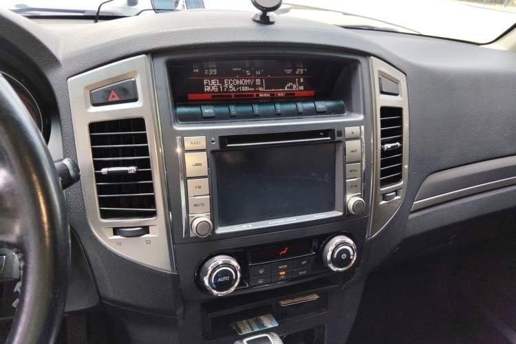Used Mitsubishi Pajero 2015 3.0L Automatic Luxury Version China V Standard Audio And AC Panel