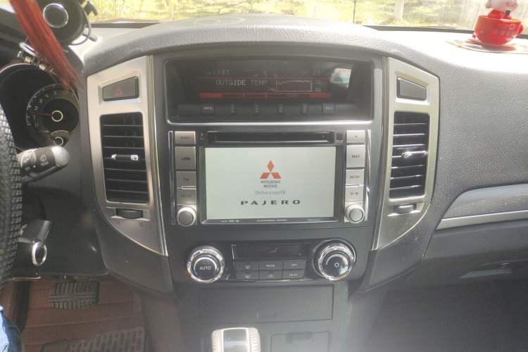 Used Mitsubishi Pajero 2015 3.0L Automatic Elite Edition China IV Standard Audio And AC Panel