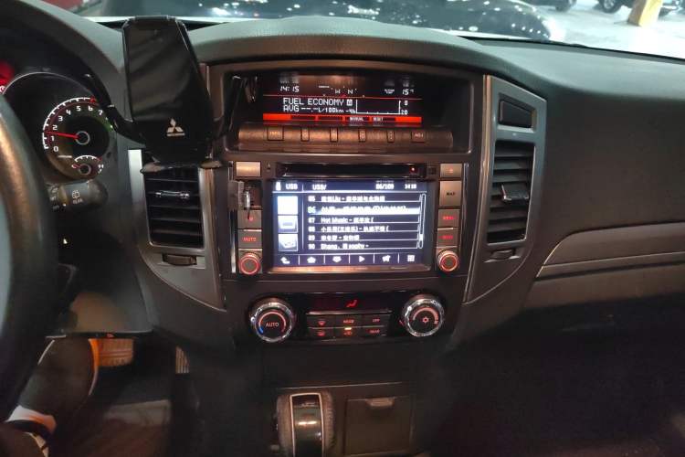 Used Mitsubishi Pajero 2015 3.0L Automatic Elite Plus Version China V Standard Audio And AC Panel