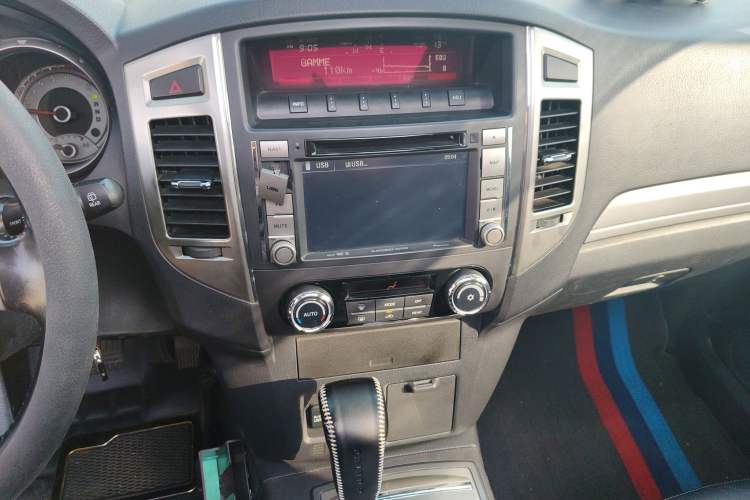 Used Mitsubishi Pajero 2015 3.0L Automatic Elite Plus Version China V Standard Audio And AC Panel