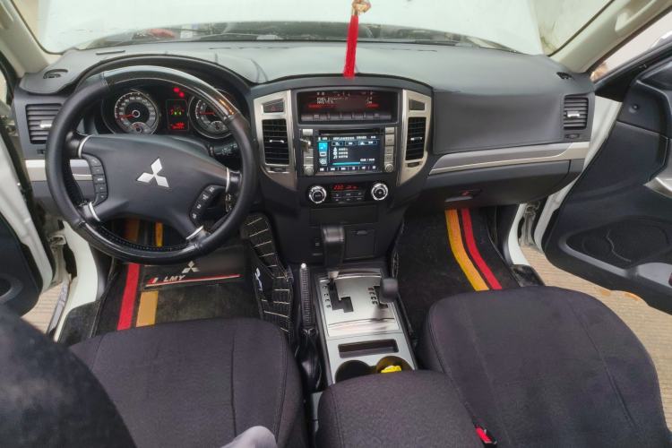 Used Mitsubishi Pajero 2015 3.0L Automatic Elite Overdrive Version China IV Standard Center Console