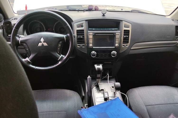 Used Mitsubishi Pajero 2015 3.0L Automatic Luxury Version China V Standard Center Console