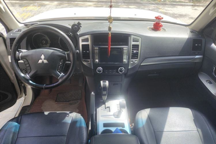 Used Mitsubishi Pajero 2015 3.0L Automatic Elite Edition China IV Standard Center Console