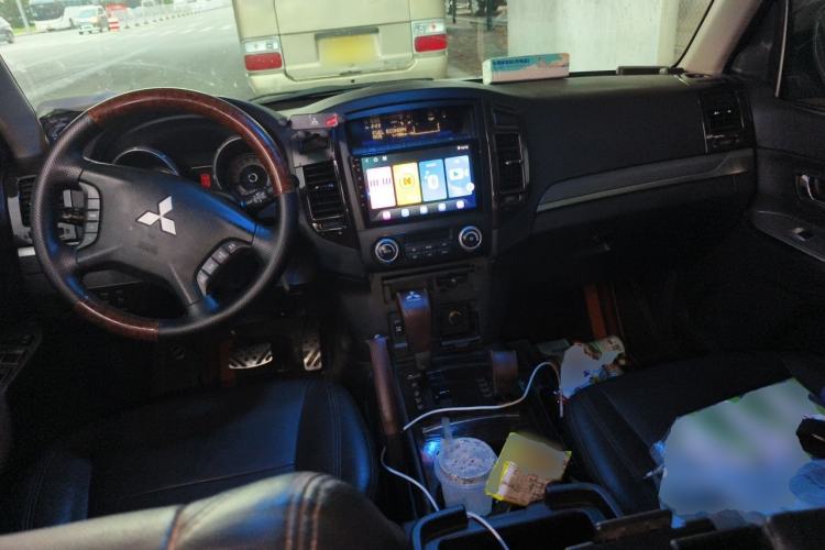 Used Mitsubishi Pajero 2015 3.0L Automatic Elite Overdrive Version China IV Standard Center Console