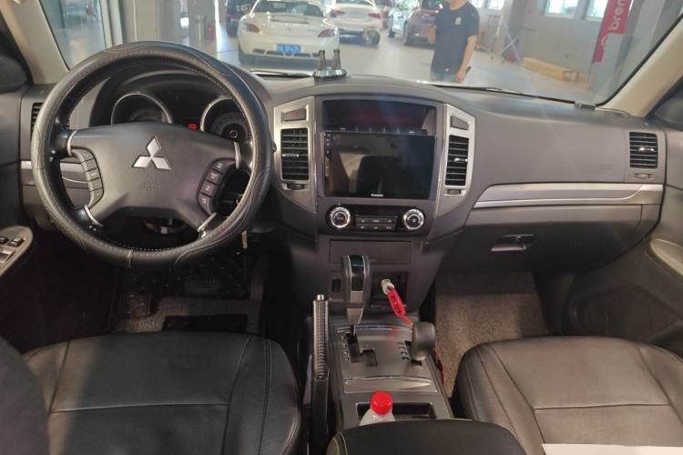 Used Mitsubishi Pajero 2015 3.0L Automatic Elite Edition China V Standard Center Console