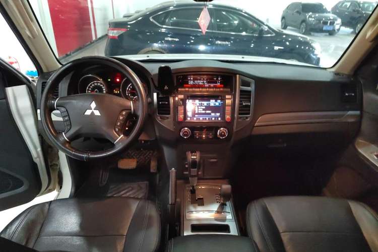 Used Mitsubishi Pajero 2015 3.0L Automatic Elite Plus Version China V Standard Center Console