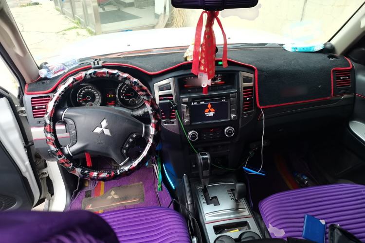 Used Mitsubishi Pajero 2015 3.0L Automatic Elite Overdrive Version China IV Standard Center Console