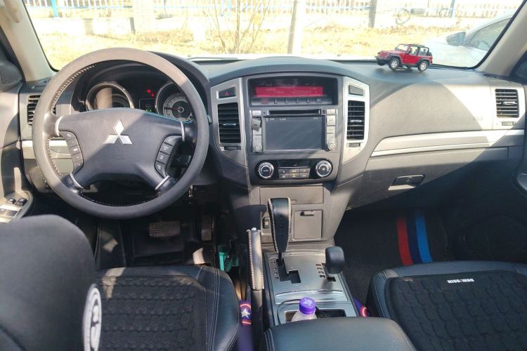 Used Mitsubishi Pajero 2015 3.0L Automatic Elite Plus Version China V Standard Center Console