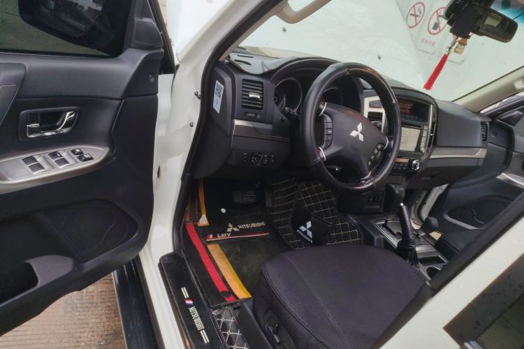 Used Mitsubishi Pajero 2015 3.0L Automatic Elite Overdrive Version China IV Standard Driver Seat