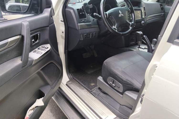 Used Mitsubishi Pajero 2015 3.0L Automatic Luxury Version China V Standard Driver Seat