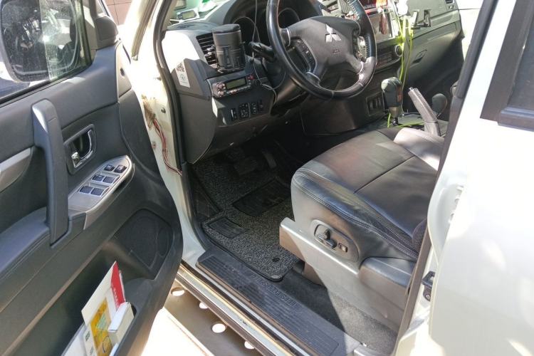 Used Mitsubishi Pajero 2015 3.0L Automatic Elite Plus Version China V Standard Driver Seat