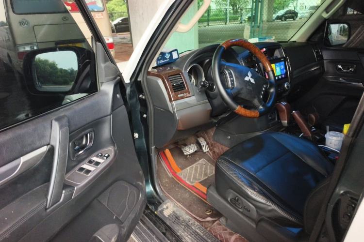 Used Mitsubishi Pajero 2015 3.0L Automatic Elite Overdrive Version China IV Standard Driver Seat