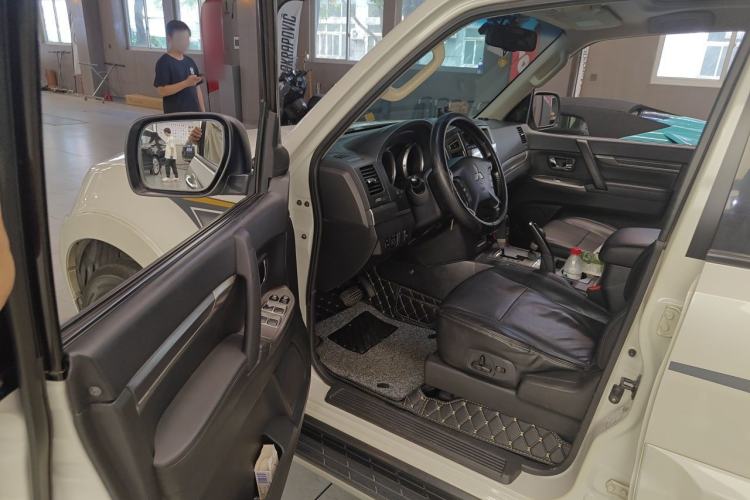 Used Mitsubishi Pajero 2015 3.0L Automatic Elite Edition China V Standard Driver Seat