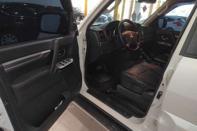 Used Mitsubishi Pajero 2015 3.0L Automatic Elite Plus Version China V Standard Driver Seat