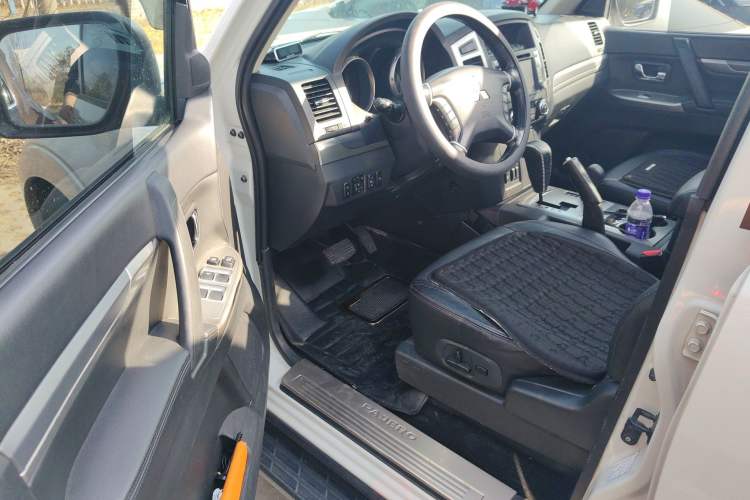 Used Mitsubishi Pajero 2015 3.0L Automatic Elite Plus Version China V Standard Driver Seat