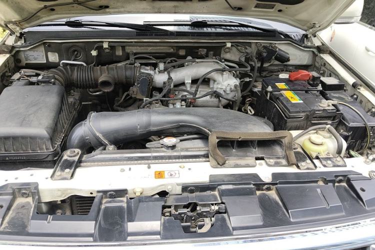 Used Mitsubishi Pajero 2015 3.0L Automatic Luxury Version China V Standard Engine Bay