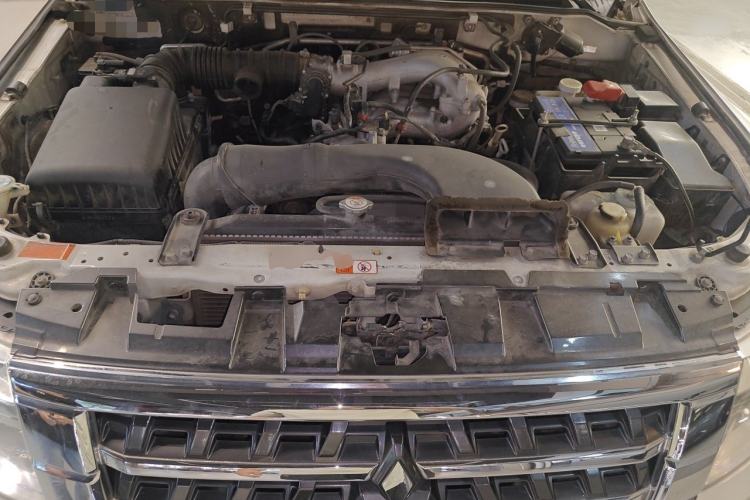 Used Mitsubishi Pajero 2015 3.0L Automatic Elite Edition China V Standard Engine Bay