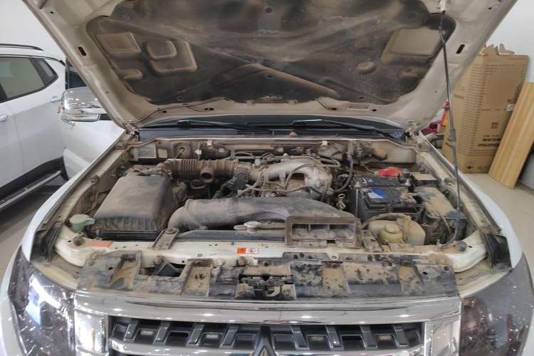 Used Mitsubishi Pajero 2015 3.0L Automatic Elite Plus Version China V Standard Engine Bay