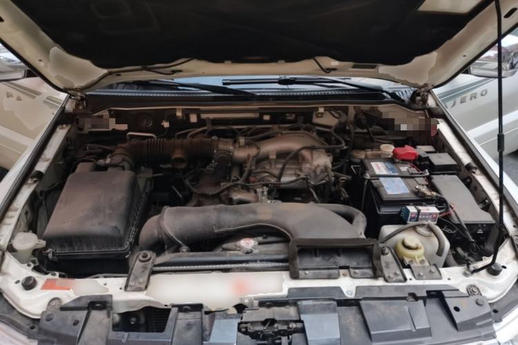 Used Mitsubishi Pajero 2015 3.0L Automatic Elite Overdrive Version China IV Standard Engine Bay
