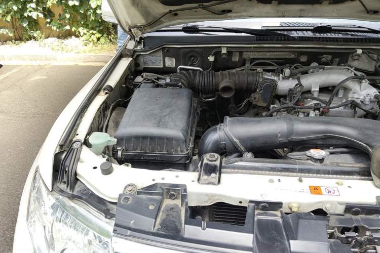 Used Mitsubishi Pajero 2015 3.0L Automatic Luxury Version China V Standard Engine Bay Right