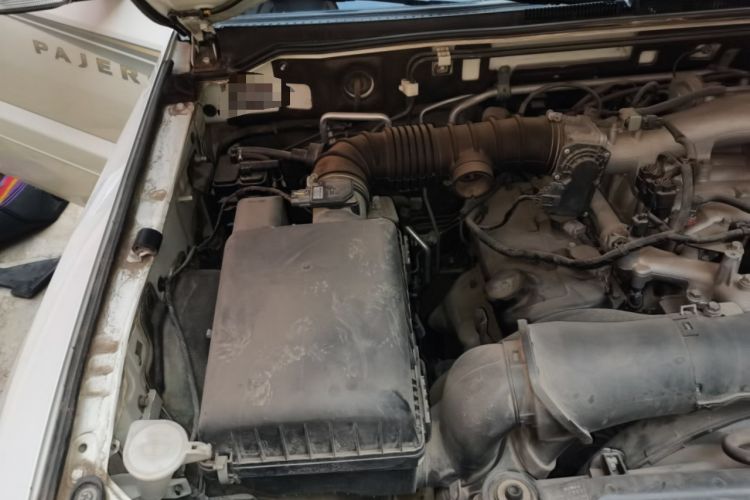 Used Mitsubishi Pajero 2015 3.0L Automatic Elite Overdrive Version China IV Standard Engine Bay Right