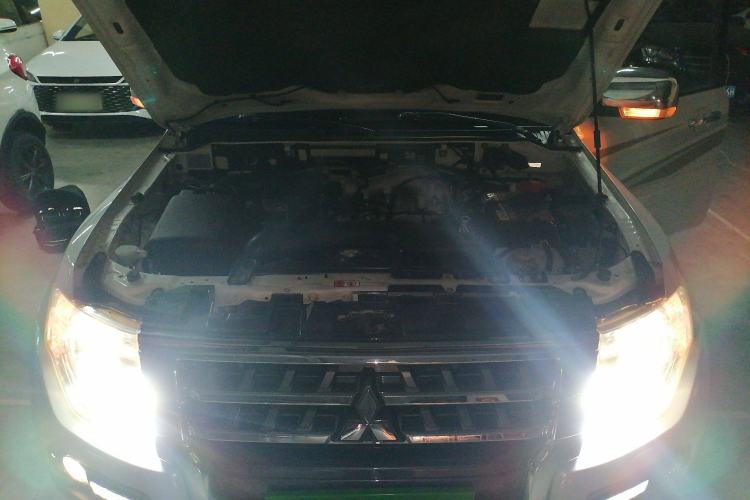 Used Mitsubishi Pajero 2015 3.0L Automatic Elite Edition China V Standard Engine Bay