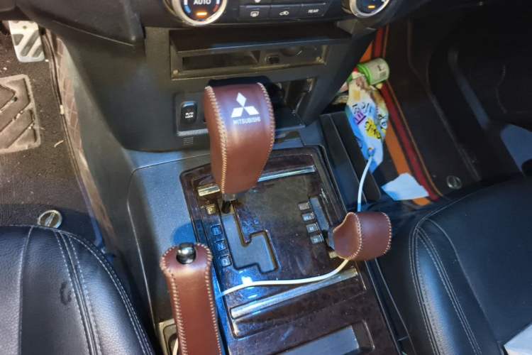 Used Mitsubishi Pajero 2015 3.0L Automatic Elite Overdrive Version China IV Standard Gear Lever
