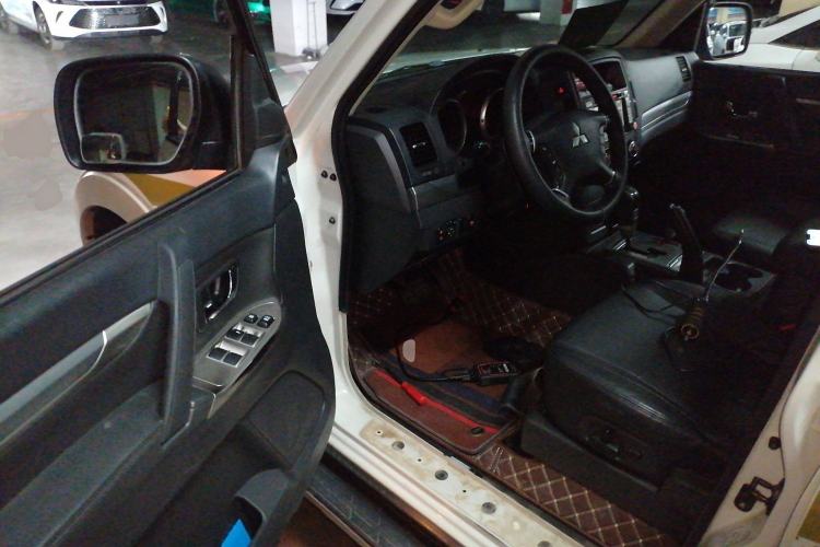 Used Mitsubishi Pajero 2015 3.0L Automatic Elite Edition China V Standard Interior 3