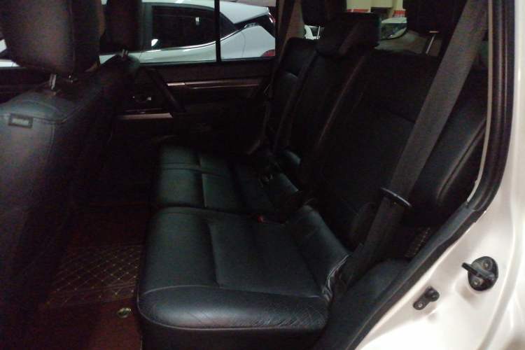 Used Mitsubishi Pajero 2015 3.0L Automatic Elite Edition China V Standard Interior 4