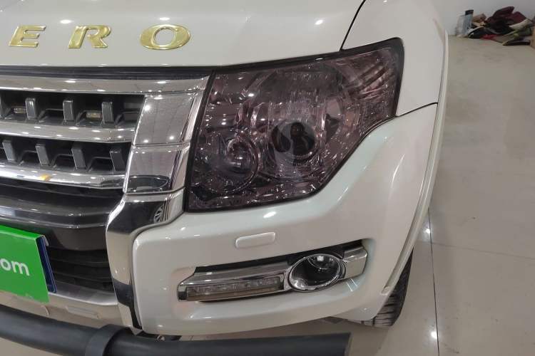Used Mitsubishi Pajero 2015 3.0L Automatic Elite Plus Version China V Standard Left Front Headlight