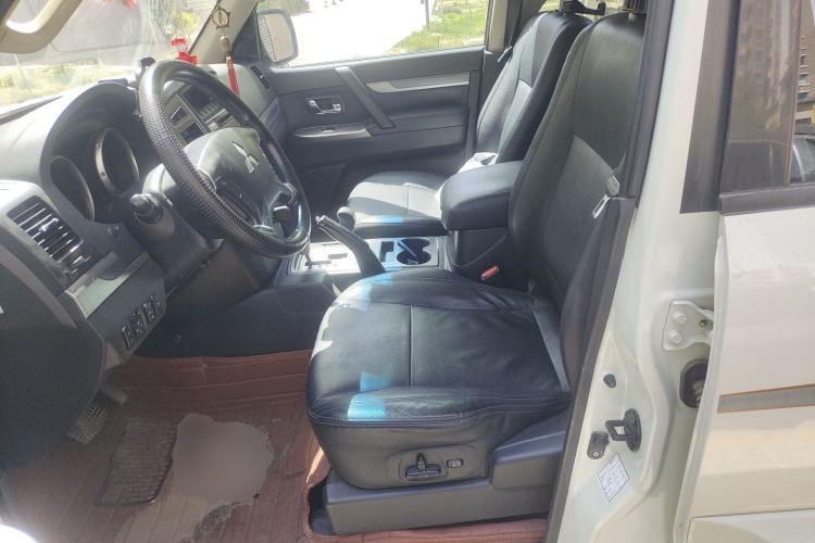 Used Mitsubishi Pajero 2015 3.0L Automatic Elite Edition China IV Standard Left Front Seat
