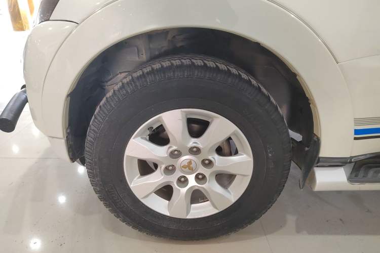 Used Mitsubishi Pajero 2015 3.0L Automatic Elite Plus Version China V Standard Left Front Wheel Hub