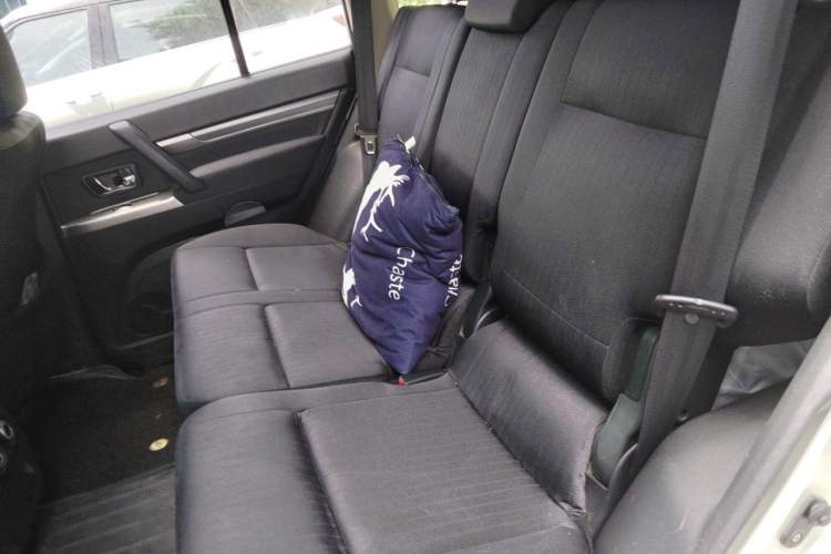 Used Mitsubishi Pajero 2015 3.0L Automatic Luxury Version China V Standard Left Rear Seat