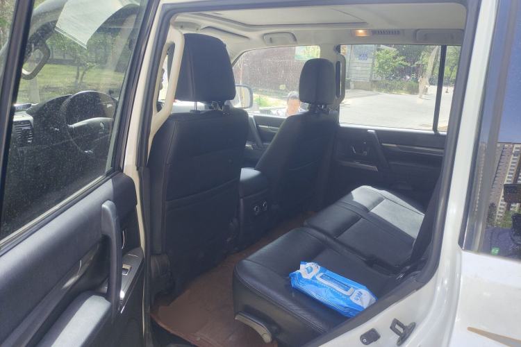Used Mitsubishi Pajero 2015 3.0L Automatic Elite Edition China IV Standard Left Rear Seat