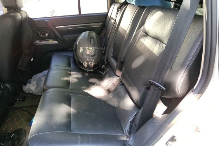 Used Mitsubishi Pajero 2015 3.0L Automatic Elite Plus Version China V Standard Left Rear Seat