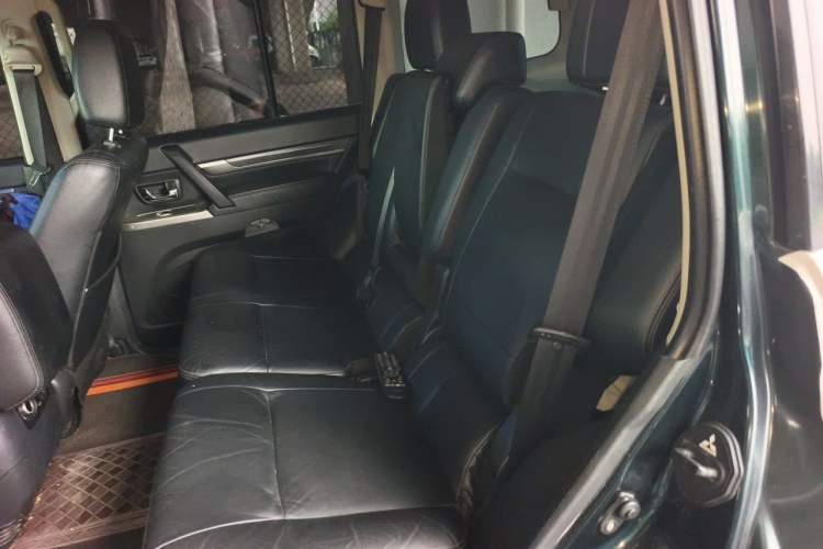 Used Mitsubishi Pajero 2015 3.0L Automatic Elite Overdrive Version China IV Standard Left Rear Seat