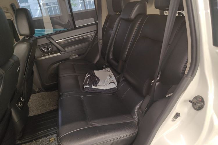Used Mitsubishi Pajero 2015 3.0L Automatic Elite Edition China V Standard Left Rear Seat