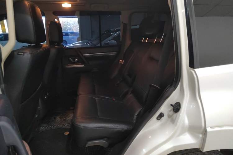 Used Mitsubishi Pajero 2015 3.0L Automatic Elite Plus Version China V Standard Left Rear Seat